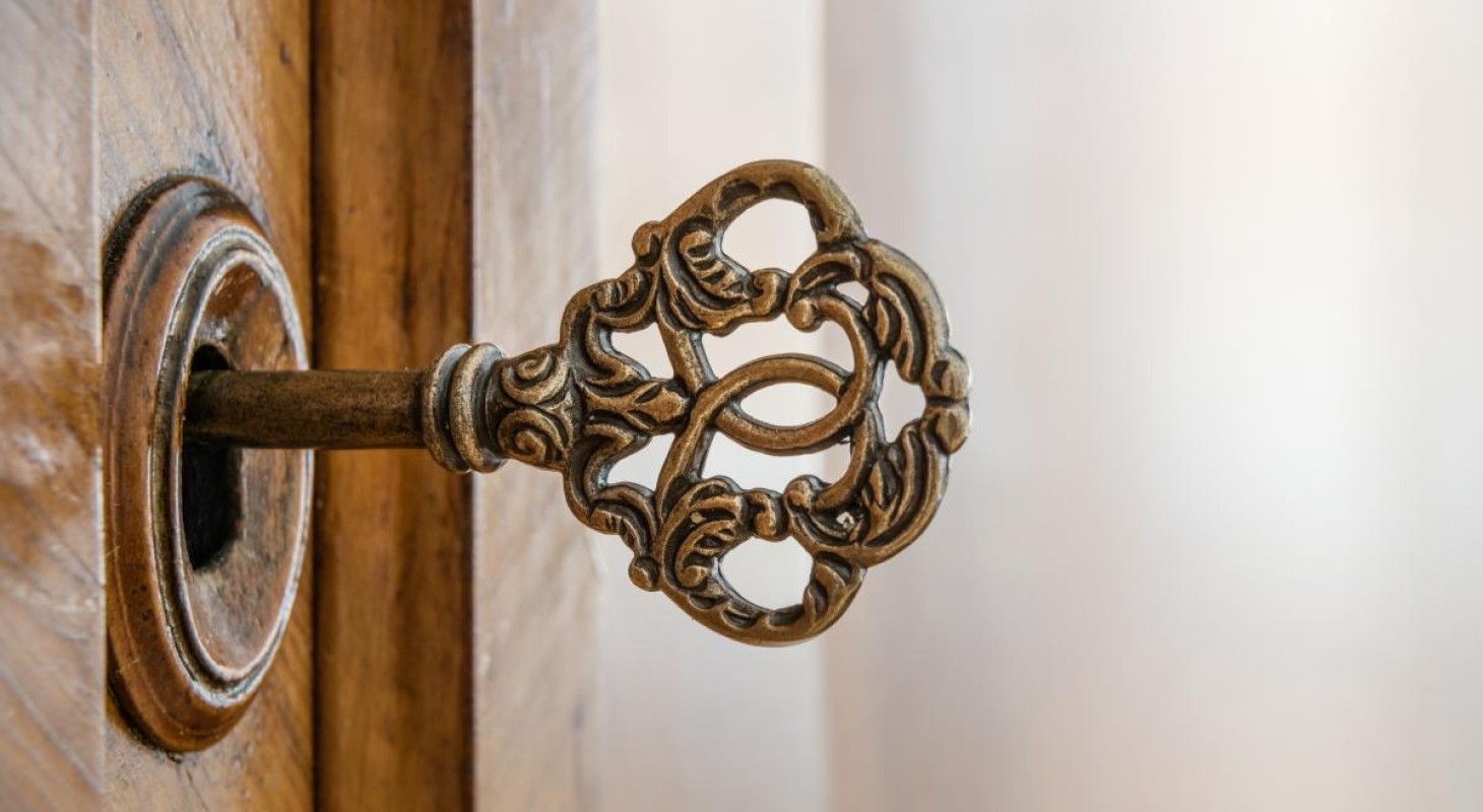 antique-key-in-wooden-door