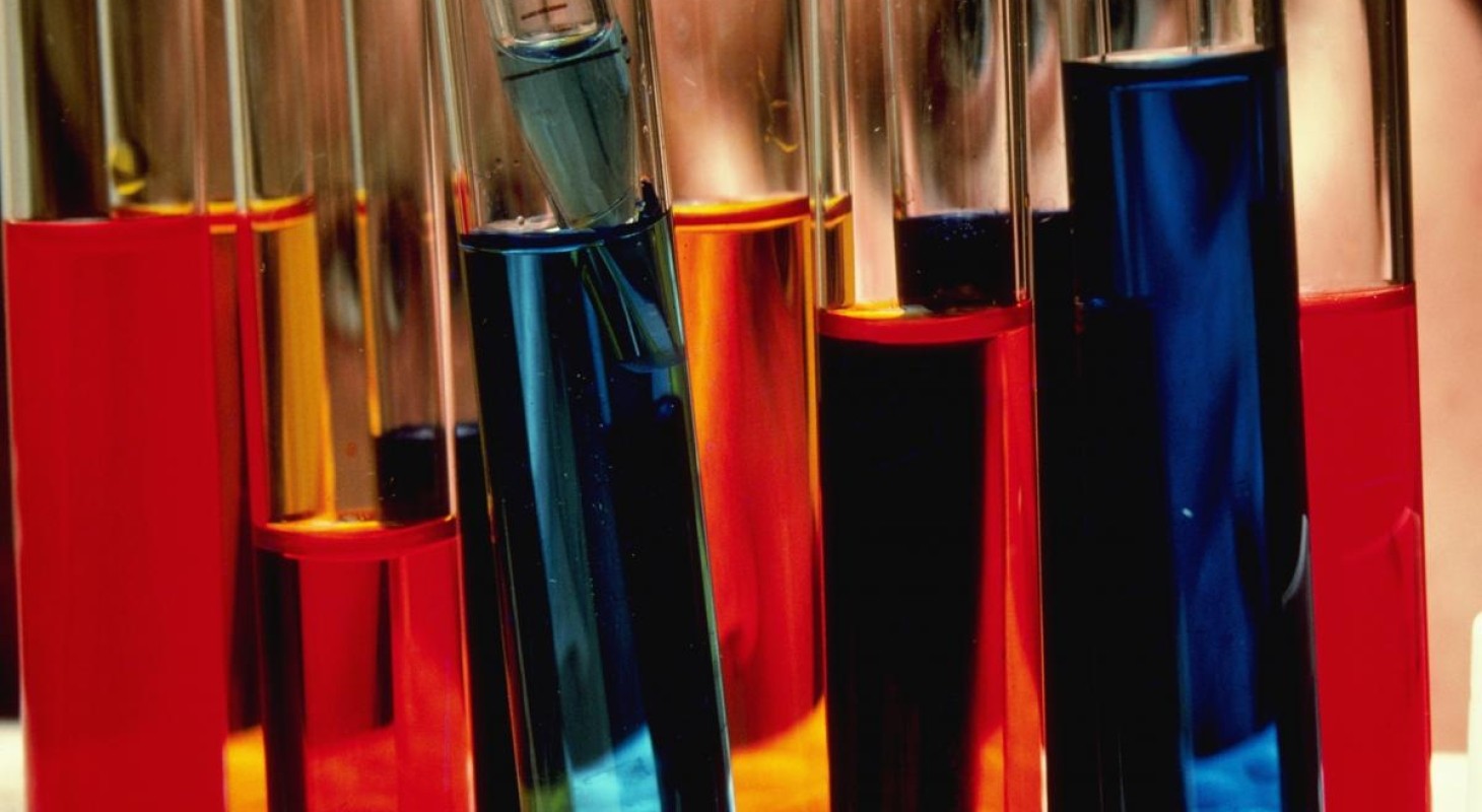 red-and-blue-liquids-in-test-tubes