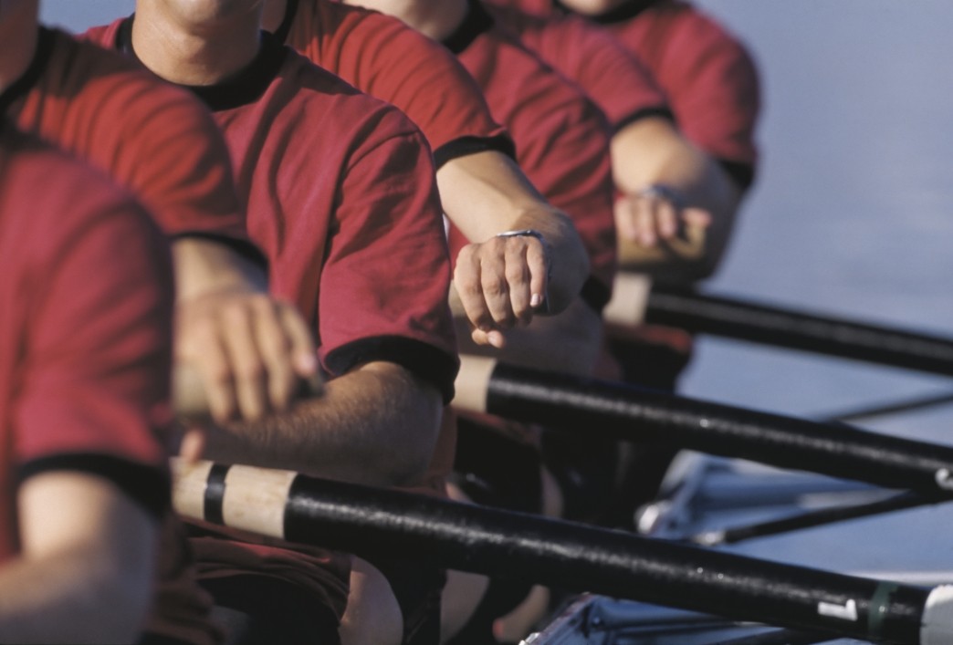 crew-team-rowing-in-unison